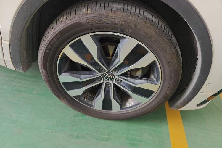 Used Volkswagen Tiguan L 2022 330TSI Automatic Two-Wheel Drive R-Line Enhanced Edition Right Front Wheel Hub