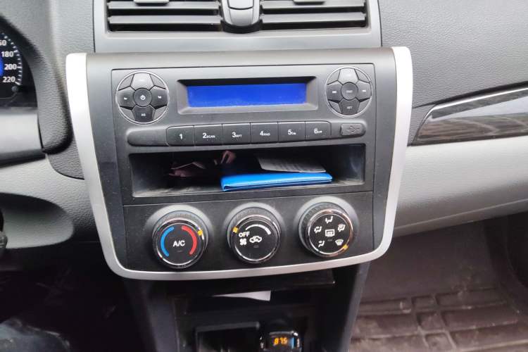 Used Zotye Z300 2012 1.5L Manual Elite Edition Audio And AC Panel