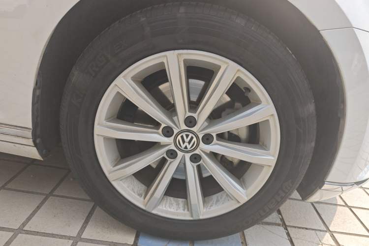 Used Volkswagen Magotan 2018 330TSI DSG Advanced Model Right Front Wheel Hub
