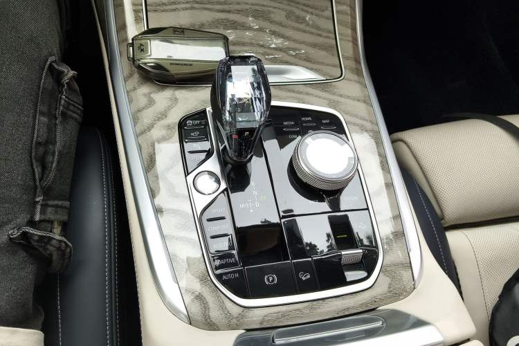 Used BMW X7 2020 xDrive40i Luxury Package with Leading Features Gear Lever