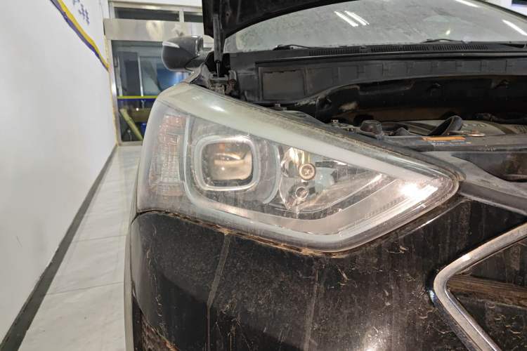 Used Hyundai Santa Fe 2013 2.4L Automatic 4x4 Comfort Edition Right Front Headlight