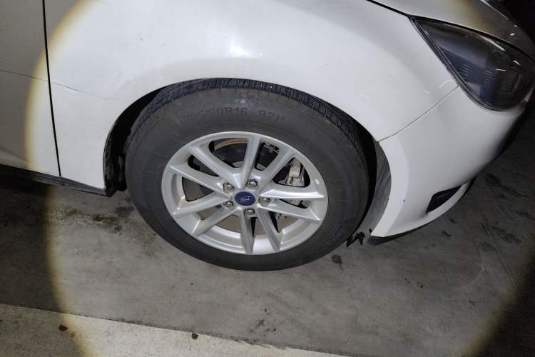 Used Ford Focus 2017 Sedan EcoBoost 125 Automatic Supreme Style SmartDrive Edition Right Front Wheel Hub