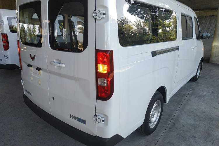 Used Wuling Yangguang 2024 300KM Comfort Version Passenger Van 75kW