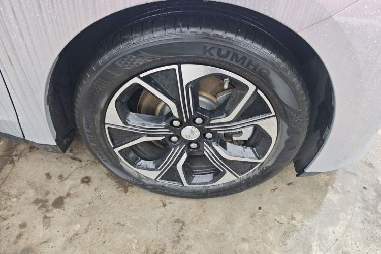 Used Hongqi E-QM5 2021 Online Booking Charging T3 Edition 5-Seater Right Front Wheel Hub