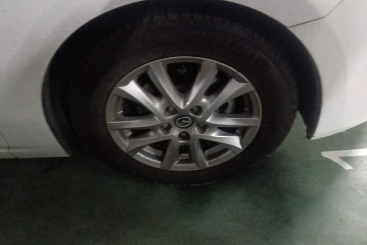 Used Mazda 3 Axela 2014 Sedan 1.5L Automatic Comfort Model
