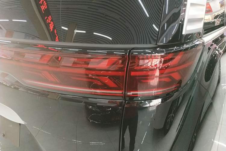 Used Denza D9 2025 DM-i Intelligent Drive 1020 Four-Wheel Drive Prestige Model Right Rear Taillight