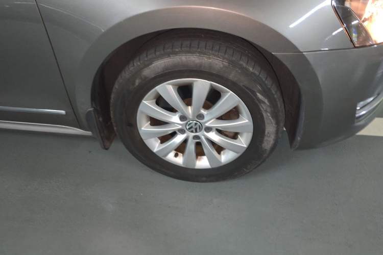 Used Volkswagen Passat 2014 1.8TSI DSG Prestige Edition Right Front Wheel Hub