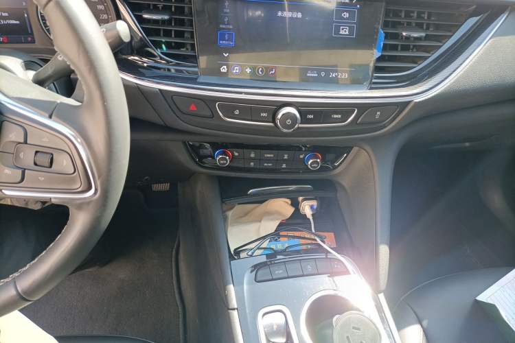 Used Buick Regal 2024 25T Deluxe Edition Audio And AC Panel