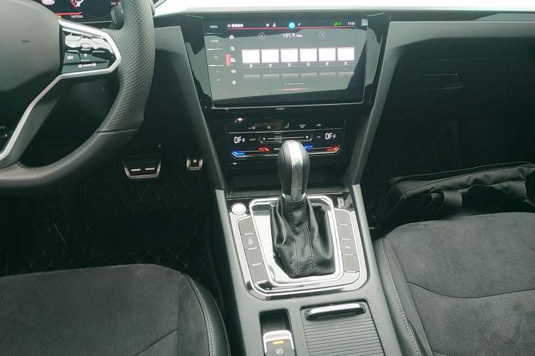 Used Volkswagen FAW-Volkswagen CC 2025 330TSI Ignite All-Inclusive Edition Audio And AC Panel