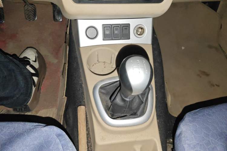 Used Dongfeng Fengon Fengon 2013 1.3L Manual Deluxe Edition DK13-08
