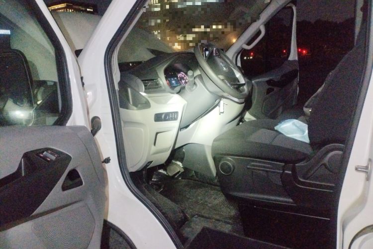 Used SAIC MAXUS Xintu V90 2022 2.0T Automatic VAN Rear-Drive Extended Wheelbase High Roof with Dual Rear Tires 3-Seater