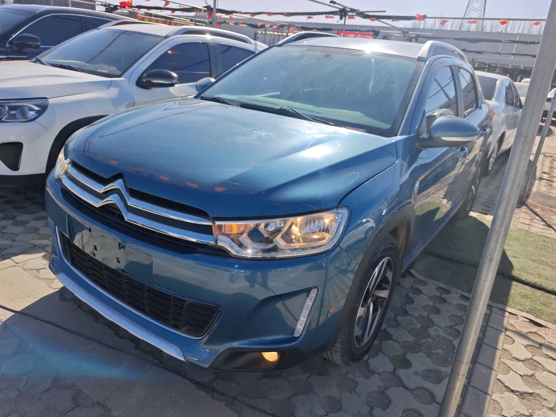 تحت مقدمة السيارة