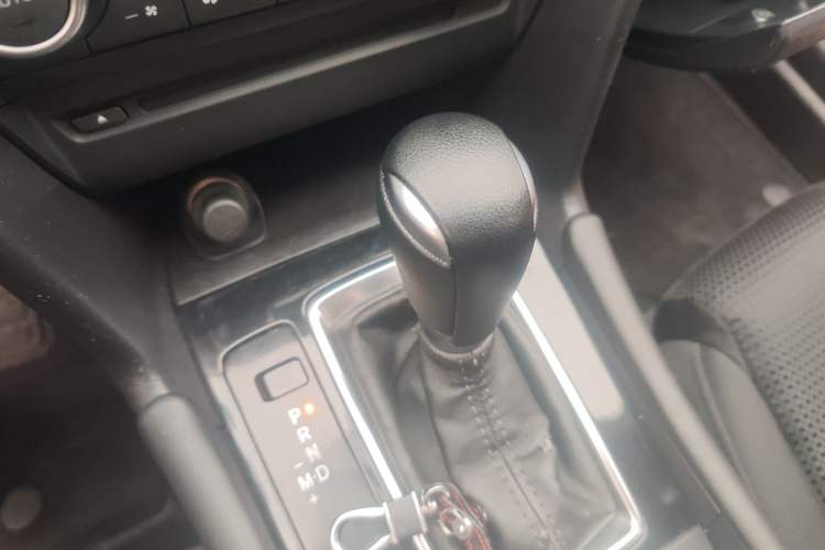 Used Mazda 3 Axela 2017 Hatchback 1.5L Automatic Luxury Model Emission Standard China V Gear Lever