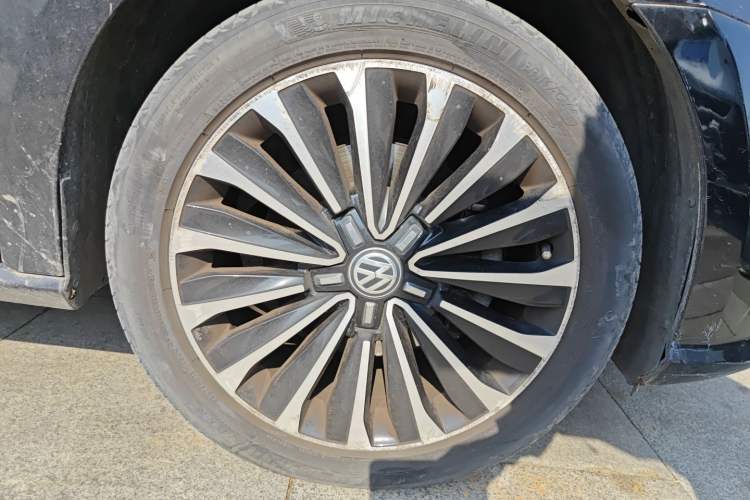 Used Volkswagen Passat 2016 330TSI DSG Prestige Edition Right Front Wheel Hub