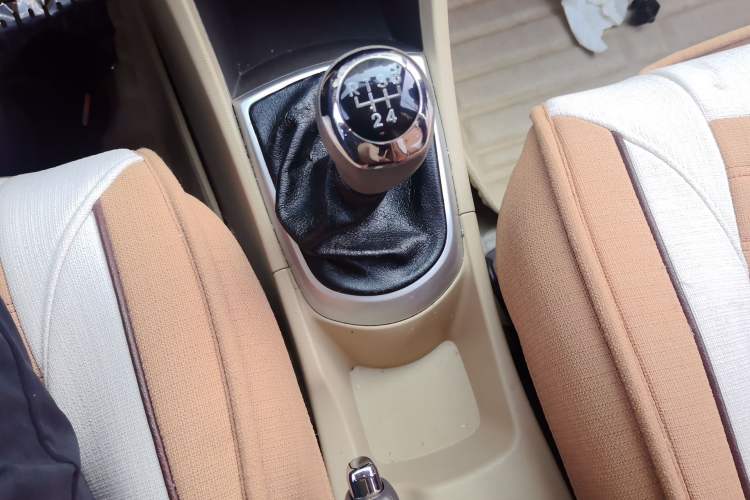 Used Hyundai Verna (older generation) 2010 Sedan 1.4L Manual Luxury GLS Trim Gear Lever