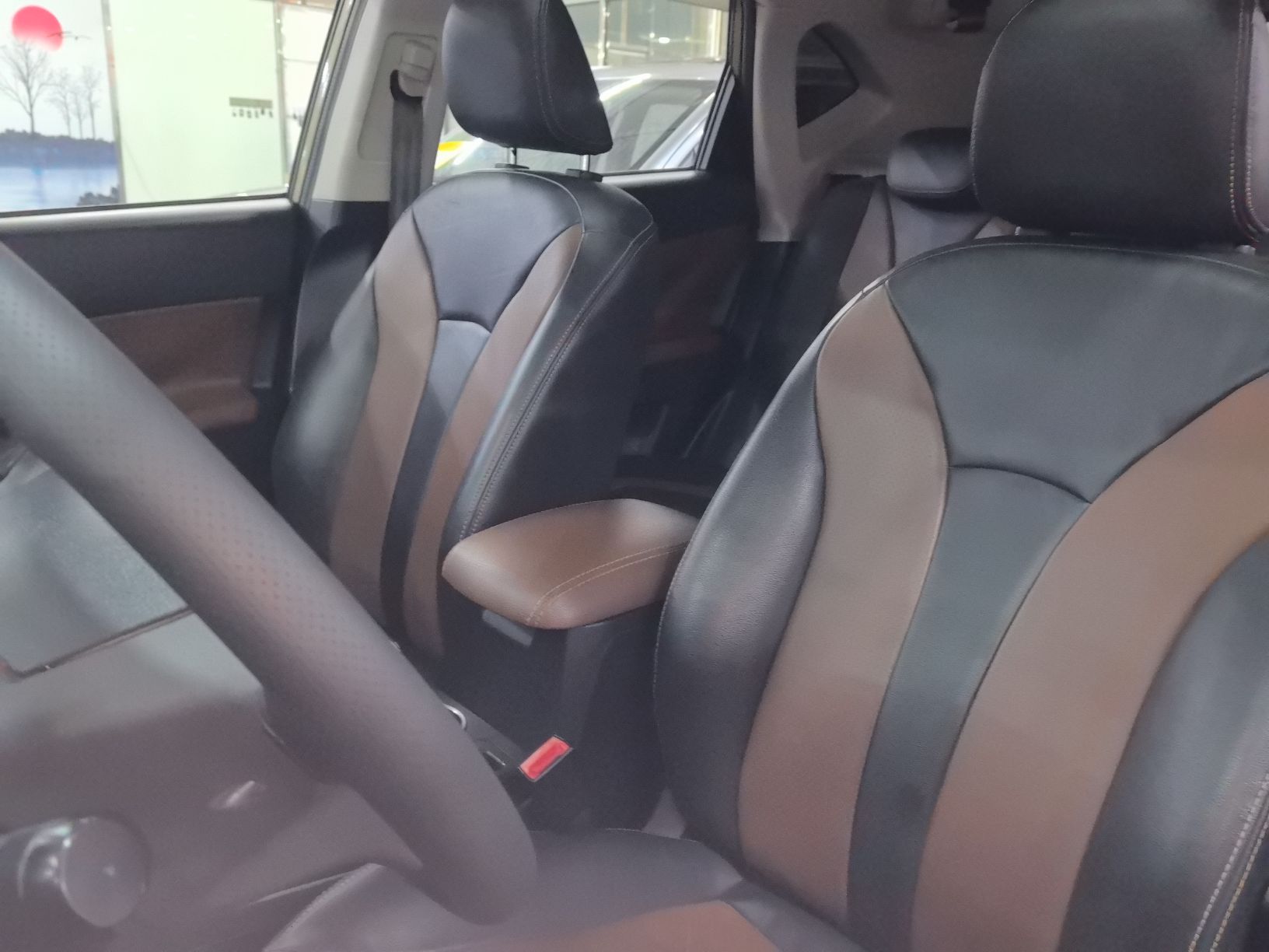 Переднее сиденье в автомобиле