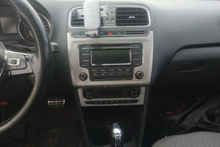 Used Volkswagen Polo 2014 1.6L Cross Polo Automatic Audio And AC Panel