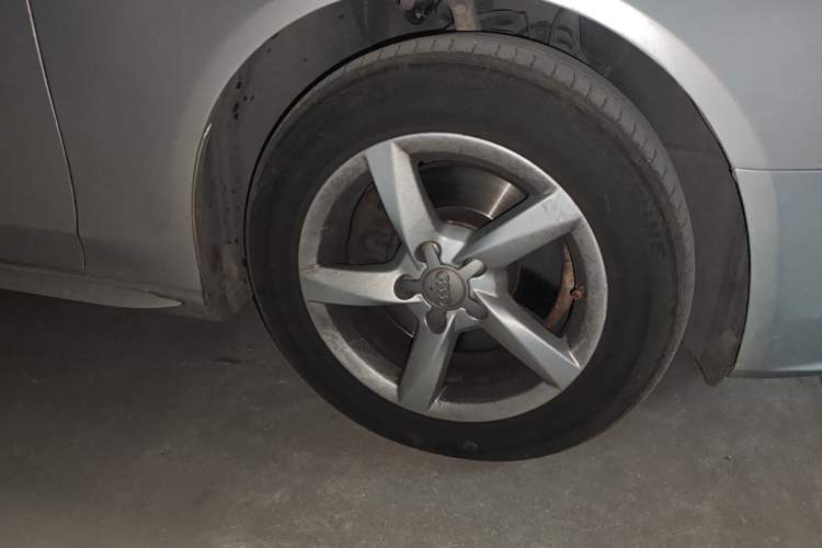 Used Audi A4L 2013 35 TFSI Automatic Standard Model Right Front Wheel Hub