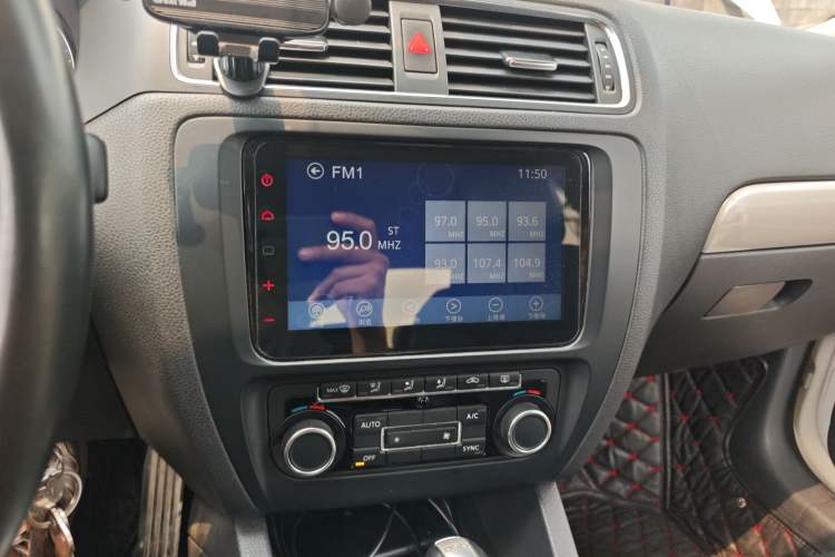 Used Volkswagen Sagitar 2014 1.4TSI Automatic Luxury Model Audio And AC Panel