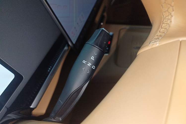 Used VOYAH Dream 2025 PHEV Four-Wheel Drive Prestige Kunpeng Edition
