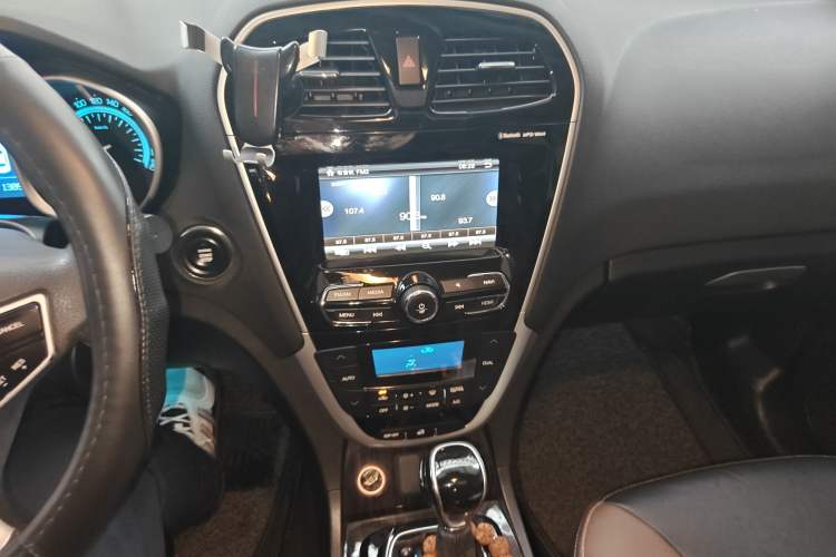 Used GAC Trumpchi GS5 Super 2015 1.8T Automatic Two-Wheel Drive Luxury Navigation Edition Audio And AC Panel