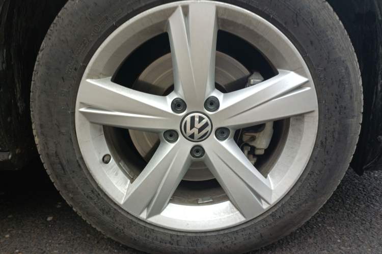 Used Volkswagen Passat 2014 1.8TSI DSG Prestige Edition Right Front Wheel Hub