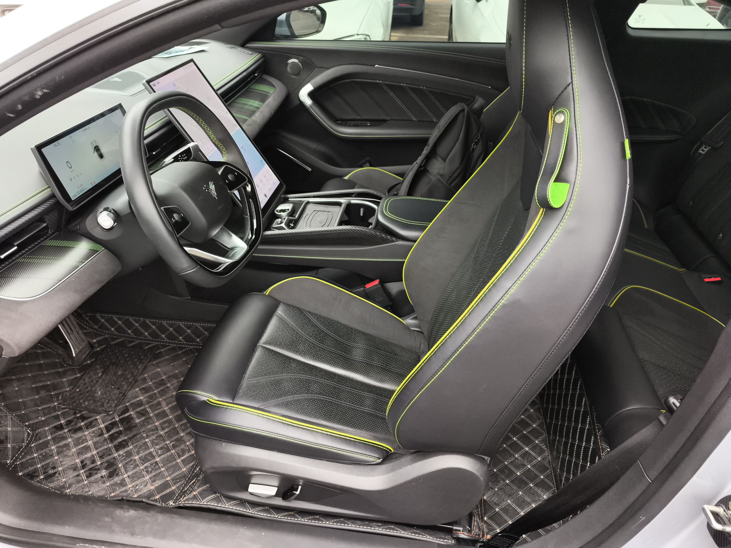 المقاعد الأمامية داخل السيارة