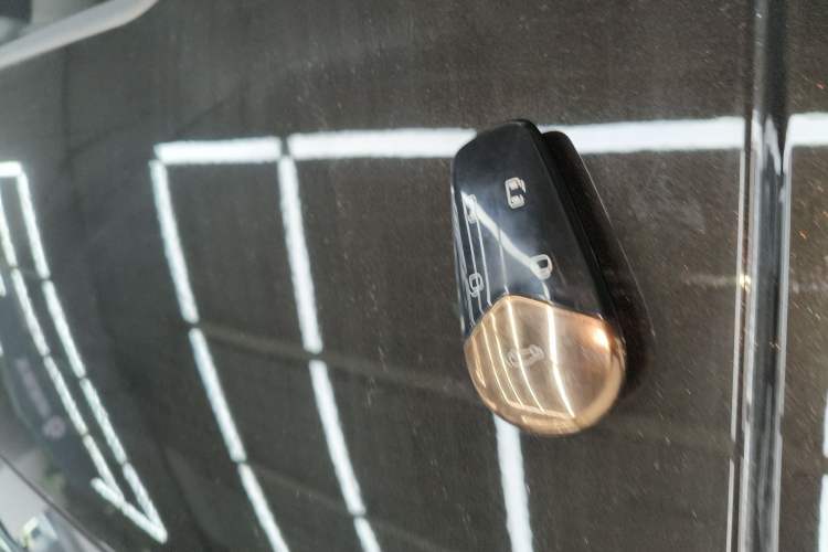 Used VOYAH Dream 2025 EV Four-Wheel Drive Flagship Kunpeng Edition
