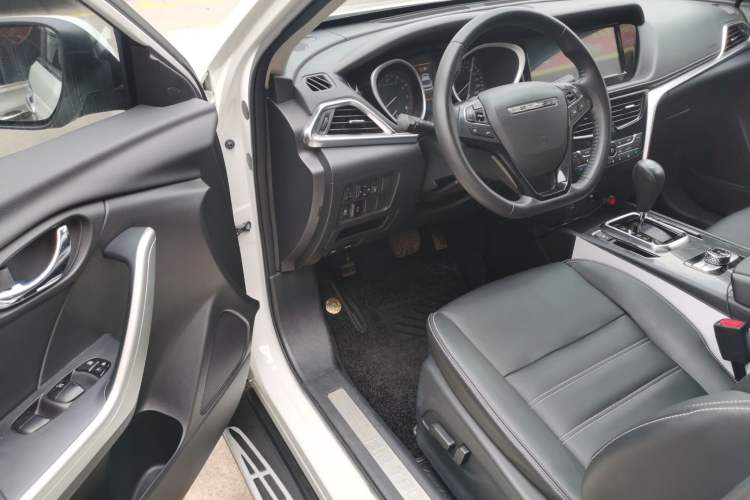 Used Venucia T90 2017 2.0L CVT Leading Edition Driver Seat