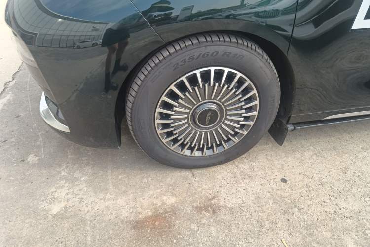 Used Geely Galaxy LEVC L380 2024 140-Degree 6-Seater All-Wheel-Drive Ultra