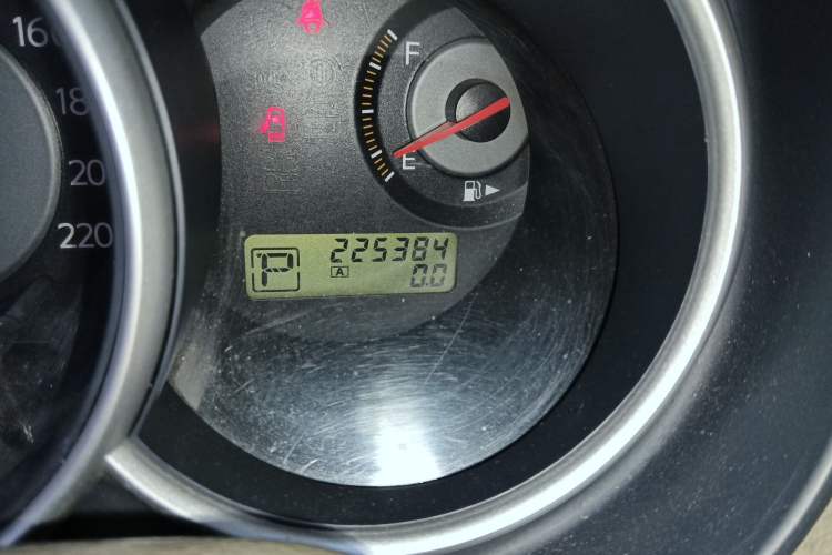 Used Nissan Tiida 2006 1.6G AT Odometer Close Up