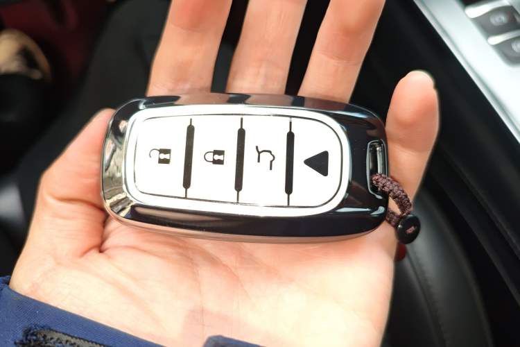 Used Hongqi H5 2022 Classic Model Facelift 1.8T Automatic Smart Connect Flagship Edition Vehicle Key