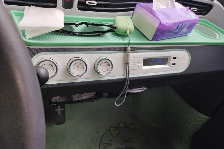 Used Wuling Hongguang MINIEV 2021 Macaron Premium Model – Lithium Iron Phosphate Audio And AC Panel