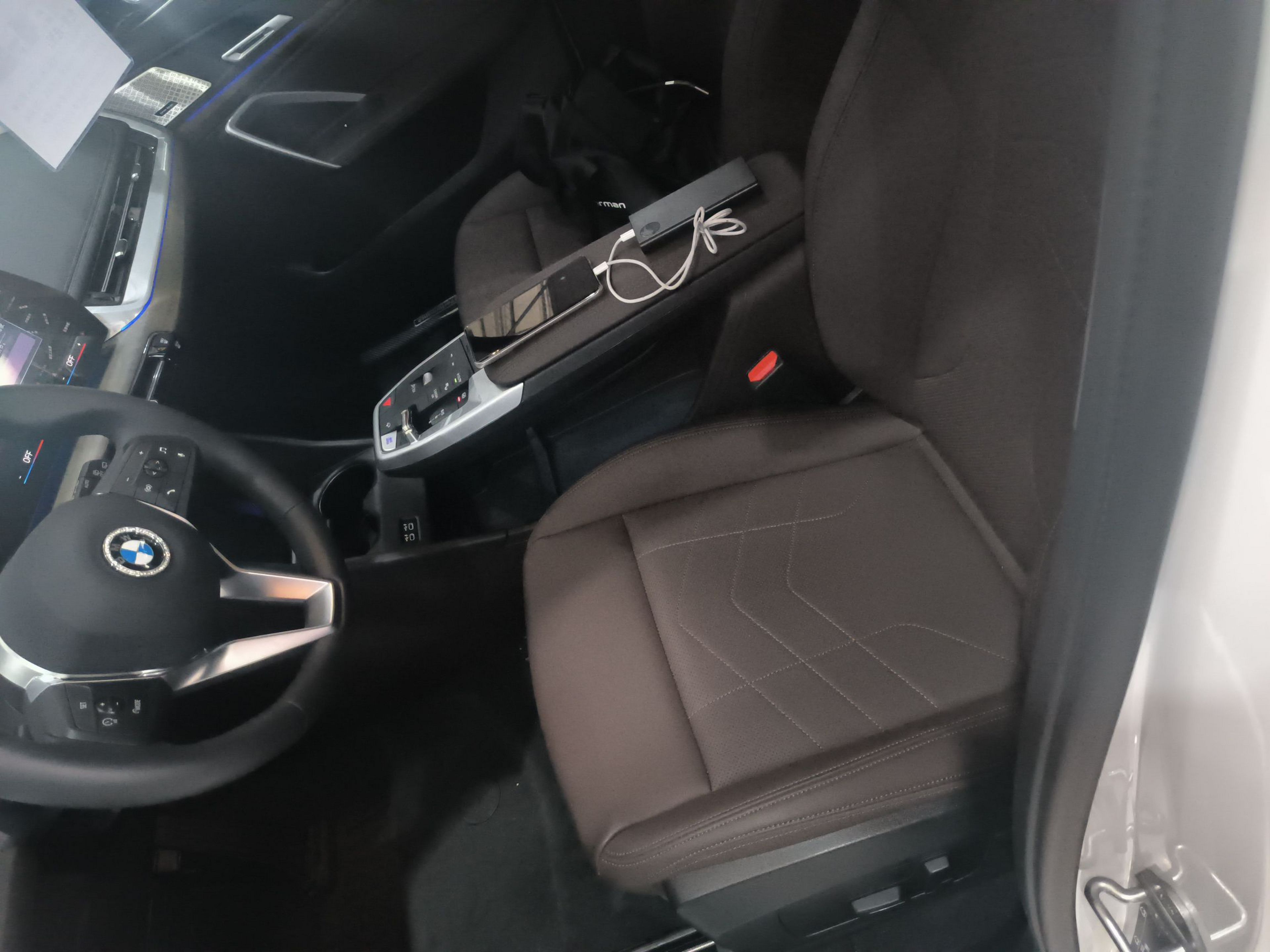 Переднее сиденье в автомобиле