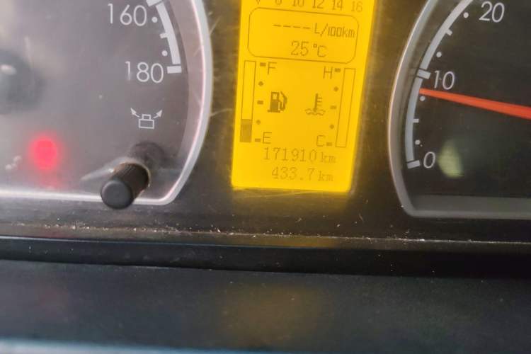 Used Dongfeng Yufeng 2021 2.3T V9 Logistics Vehicle Long Wheelbase Mid-Roof Design 6-9 Seats China V Emission Standard WP2.3 Odometer Close Up