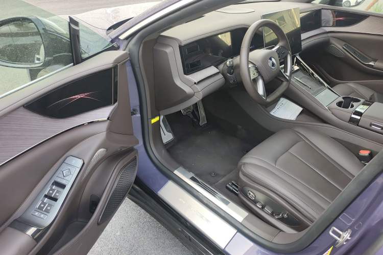 Used Denza Z9 2024 1100 km All-Wheel-Drive Ultra Version Driver Seat