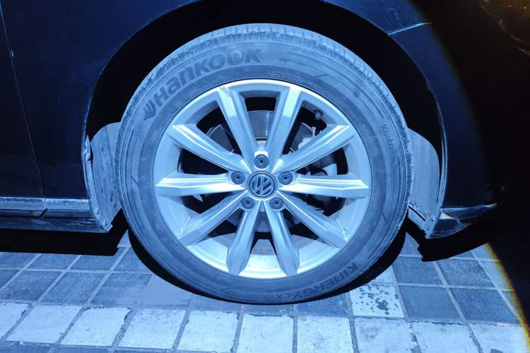 Used Volkswagen Magotan 2018 330TSI DSG Advanced Model Right Front Wheel Hub