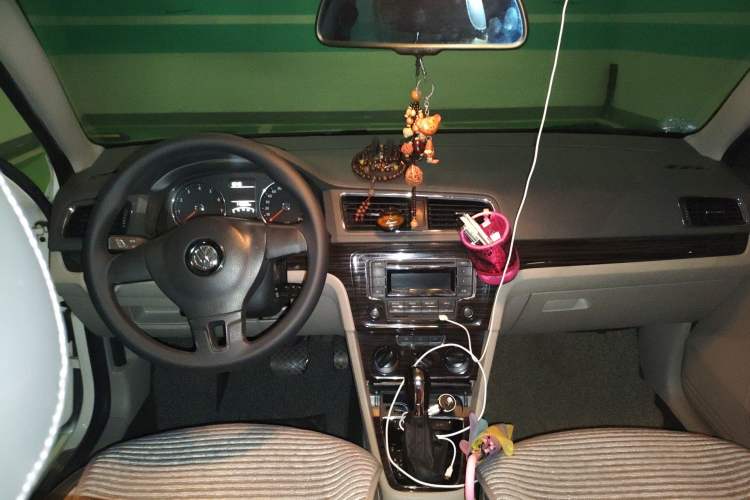 Used Volkswagen Gran Lavida 2013 1.6L Automatic Comfort Model Center Console