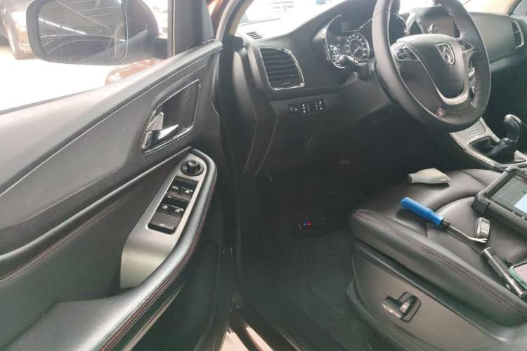 Used Baojun 560 2015 1.8L manual luxury version Left Front Seat