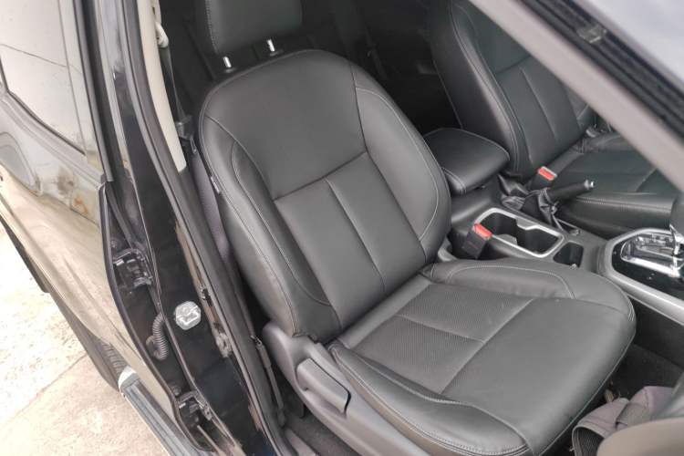 Used Nissan Terra 2018 2.5L Automatic 4x4 Luxury Edition Right Front Seat