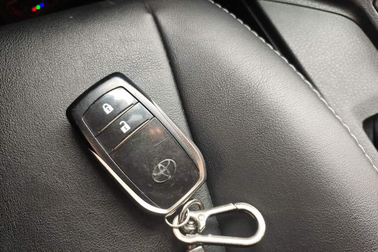 Used Toyota RAV4 2019 2.0L CVT Two-Wheel Drive Fashion X Limited Edition China VI Standard Vehicle Key