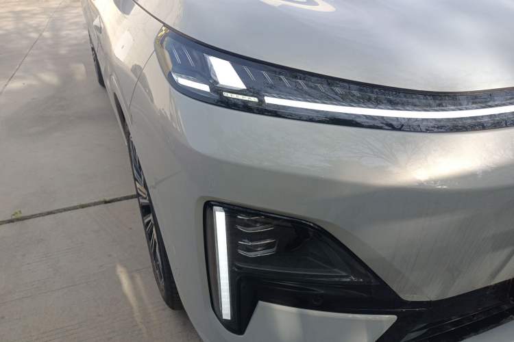 Used Deepal S09 2025 Model Four-Wheel Drive Ultra+ Customized Long-Range Version Right Front Headlight