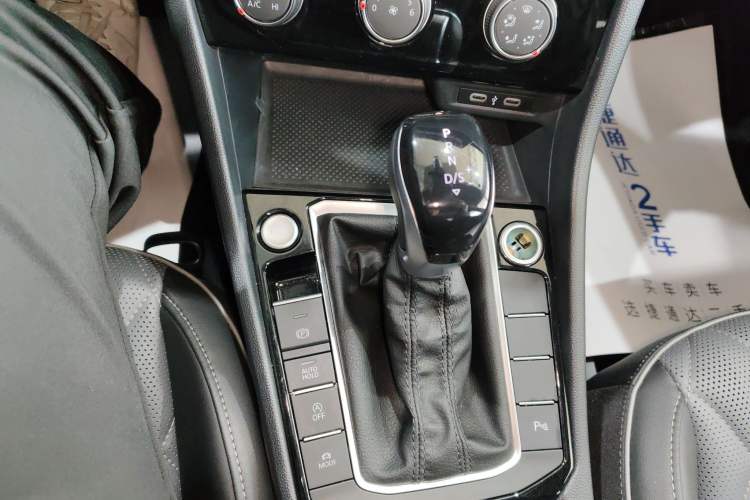 Used Volkswagen Sagitar 2024 300TSI DSG Excellence Edition Gear Lever