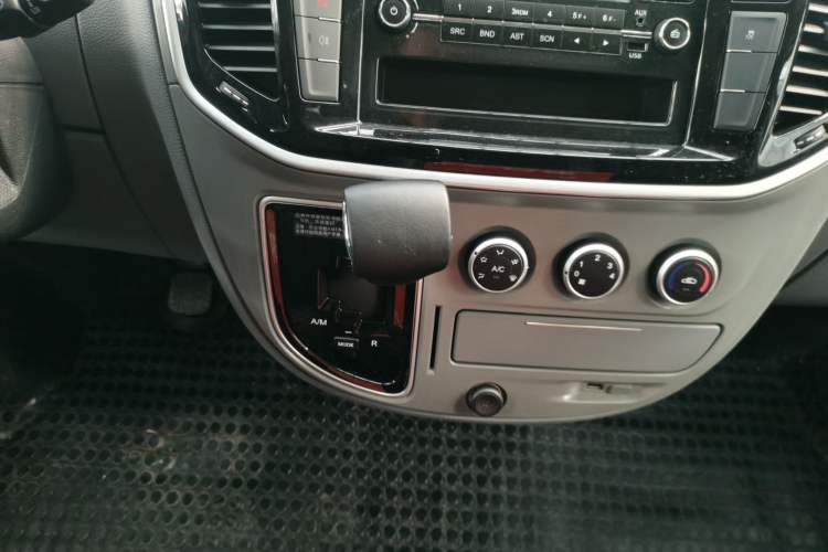 Used SAIC MAXUS Xintu V80 2021 2.0T AMT Classic Aoyuntong Short Wheelbase Mid-Roof 5/6-Seater