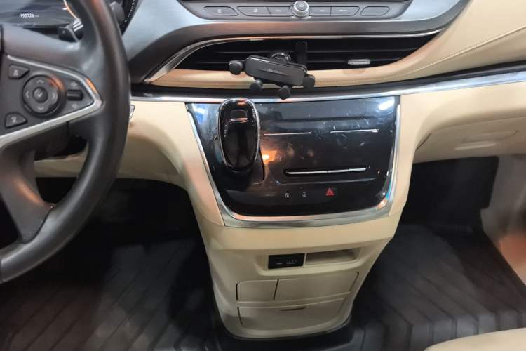 Used Buick GL8 2023 Facelifted Land Cruiser Executive Luxury Version
