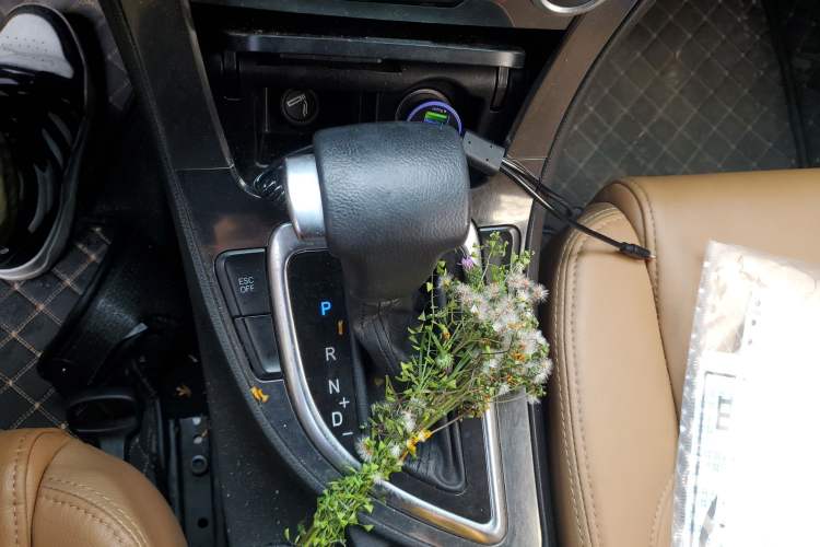 Used Brilliance V5 2016 1.5T Automatic Two-Wheel Drive Smart Version Gear Lever