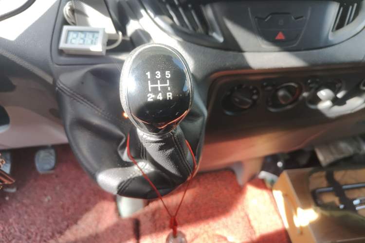 Used Ford Transit 2017 2.0T Gasoline Multi-Purpose Commercial Vehicle Mid-Drive Mid-Roof China V Standard
