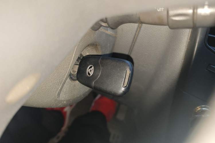 Used SAIC MAXUS Xintu V80 2017 2.5T 5-Speed Manual Aoyuntong National V Short Wheelbase Mid-Roof 5/6/10-Seater Vehicle Key