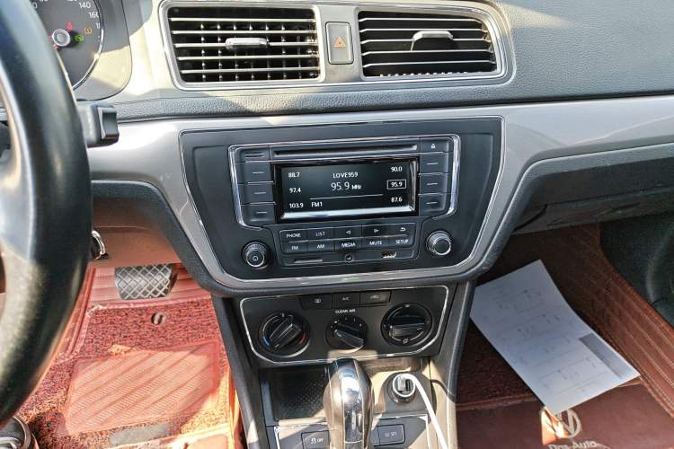 Used Volkswagen Lavida 2017 1.6L Automatic Comfort Edition Audio And AC Panel