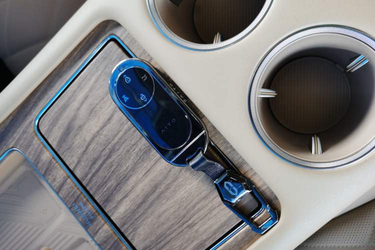 Used Hima AITO M8 2025 Extended-Range Max+ Version 53.4 kWh 6-Seater Edition Interior 1